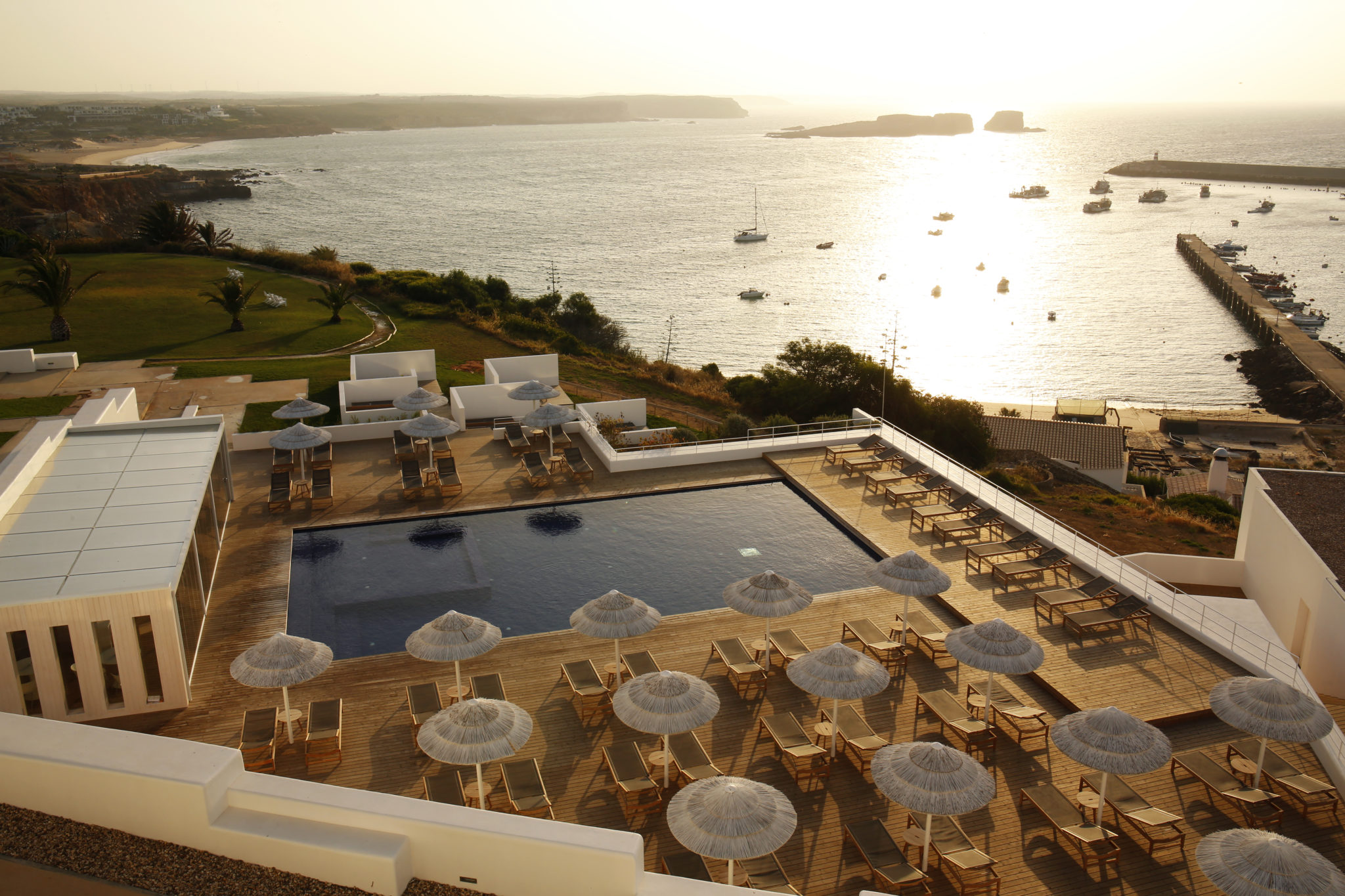 Blick über das Hotel Memmo Baleeira und den Hafen von Sagres