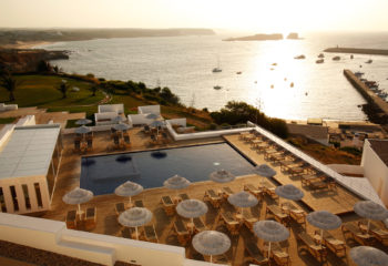 Die Sonnenterrasse des Memmo Baleeira Hotels in Sagres