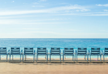 Die blauen Stühle an der Promenande von Nizza
