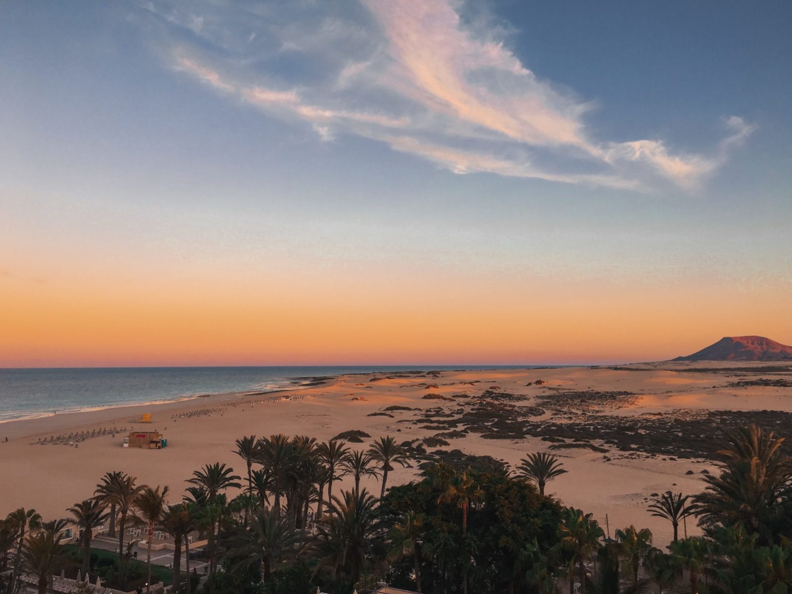Sonnenuntergang über den Dünen von Corralejo auf Fuerteventura