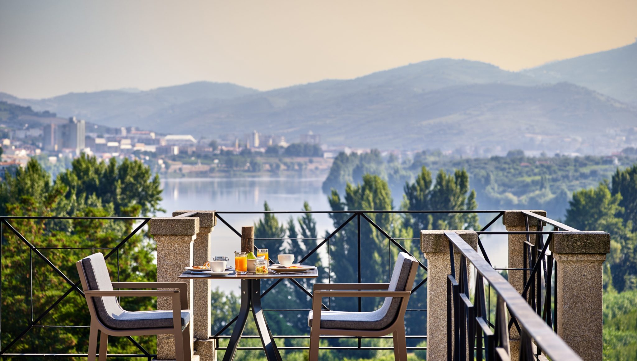 Frühstück mit Ausblick im Six Senses Douro Valley Hotel