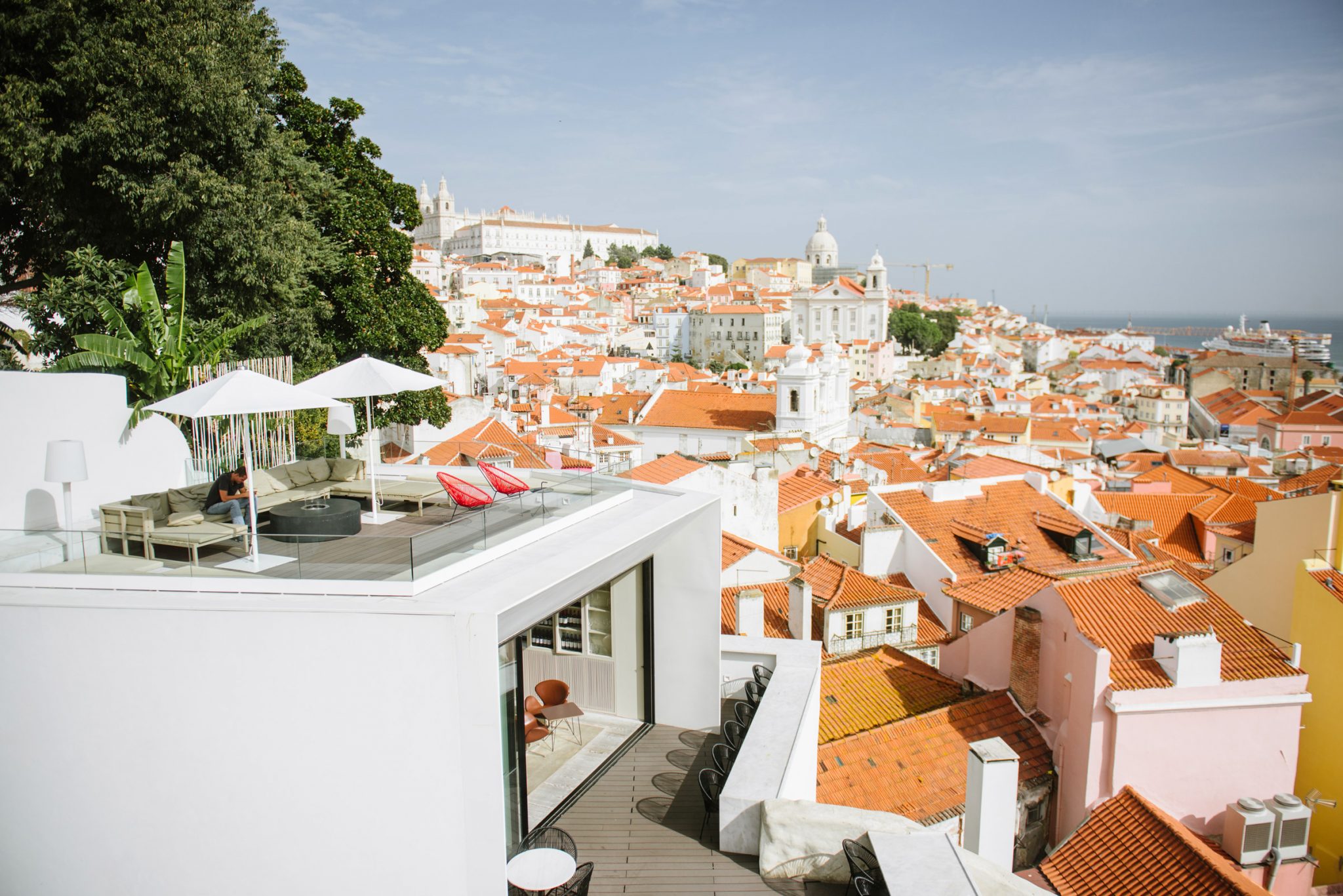 Die Terrasse des Memmo Alfama Hotels in Lissabon