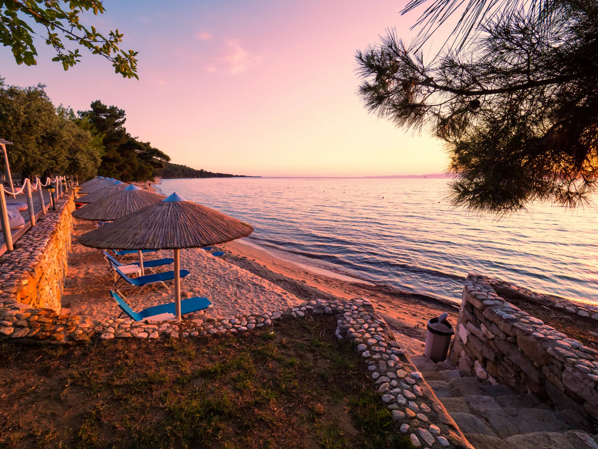 Strand eines Erwachsenenhotels auf Thassos / Griechenland