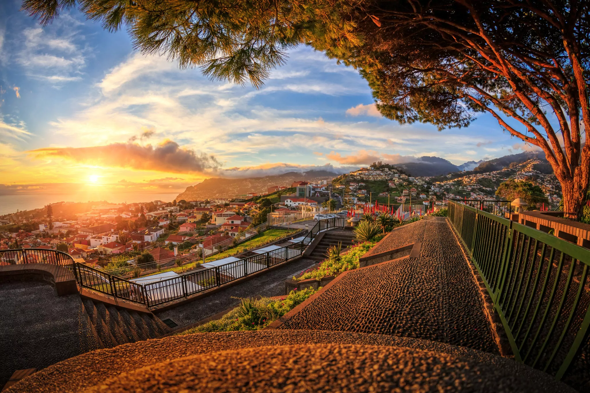 Sonnenuntergang über dem Meer bei Funchal