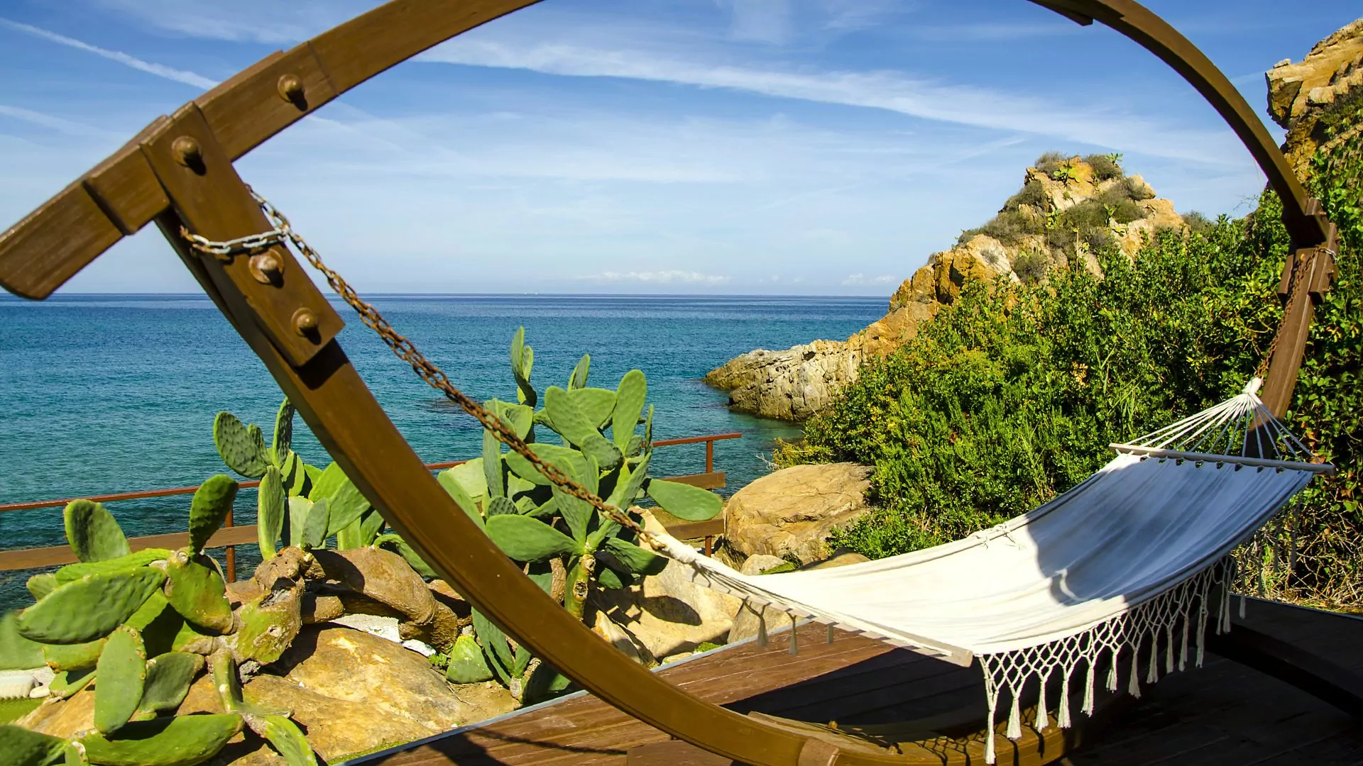 Erholung pur in der Hängematte im nachhaltigen Calanica Strandhotel, Sizilien