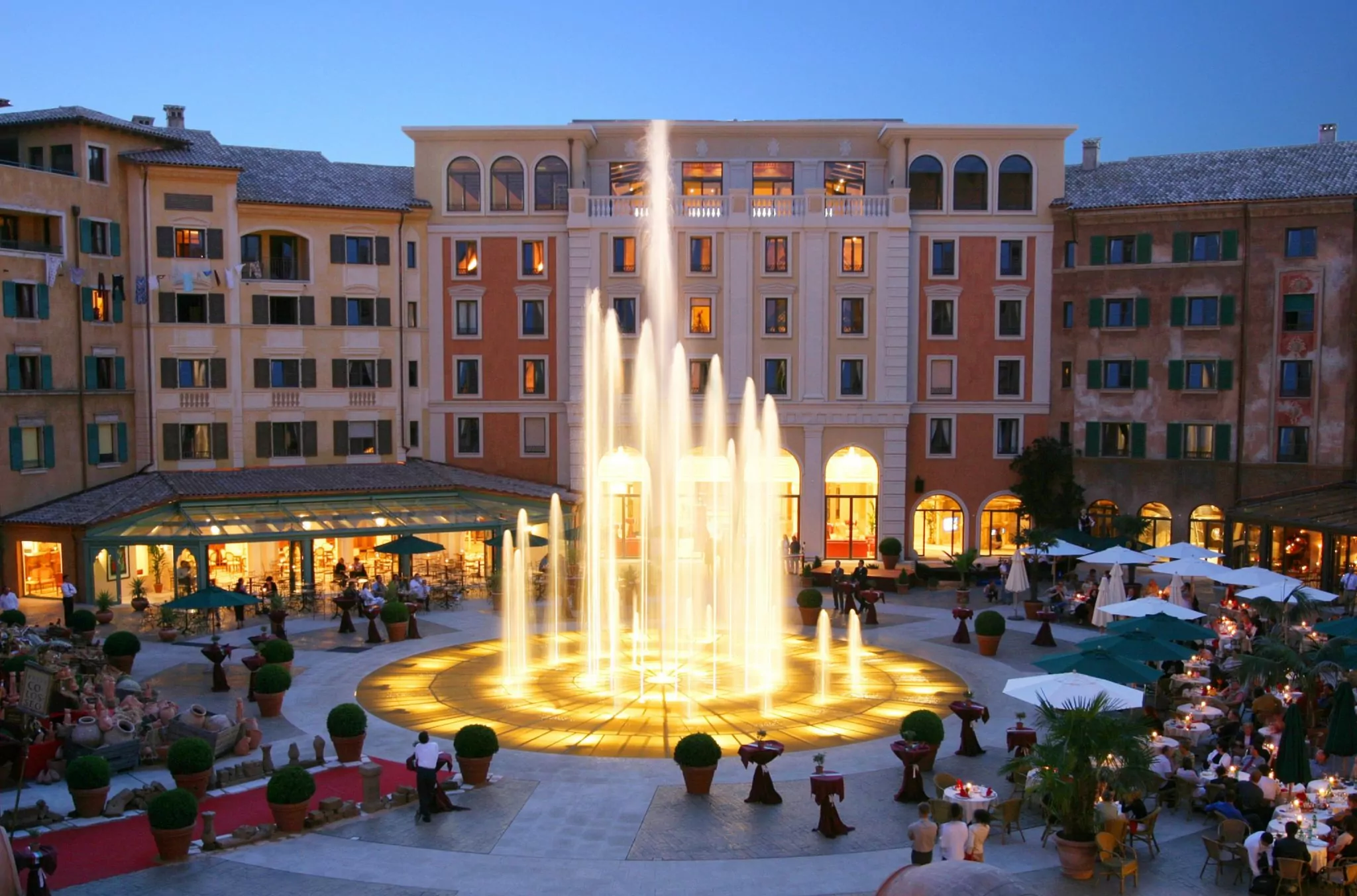 Blick auf die Plaza vor dem Hotel Colosseo © Europa Park